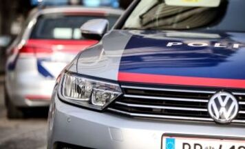 Alkolenker (20) krachte in Mitterkirchen gegen Hausmauer