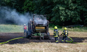 Rundballenpresse auf Feld in Langenstein vollständig ausgebrannt
