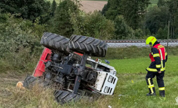 Traktor kippt in Rohrbach-Berg in den Graben