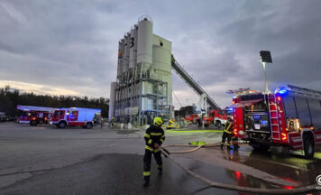 Großbrand in einer Betonmischanlage in Steyregg
